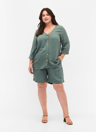 Bluse aus Viskose mit Knöpfen und V-Ausschnitt, Balsam Green, Model image number 2