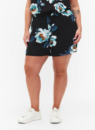 Locker sitzende Shorts aus Viskose, Black Big Flower, Model image number 2