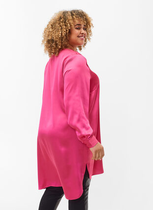 Langes glänzendes Hemd mit Einschnitt, Pink Flambé, Model image number 1