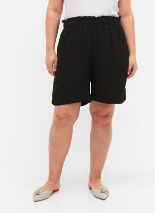 Lockere Shorts aus Viskose, Black, Model image number 2