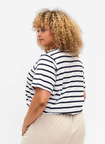 Gestreiftes T-Shirt aus Baumwolle mit V-Ausschnitt, Bright White Stripe, Model image number 1