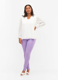 Hochtaillierte Amy jeans in Super Slim Fit, Chalk Violet, Model