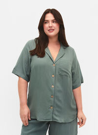 Hemd aus Viskose mit kurzen Ärmeln, Balsam Green, Model