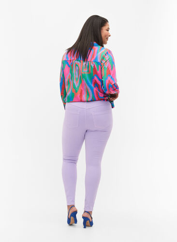 Hochtaillierte Amy Jeans in Super Slim Fit, Lavender, Model image number 1