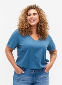 Baumwoll-T-Shirt mit V-Ausschnitt, Aegean Blue, Model