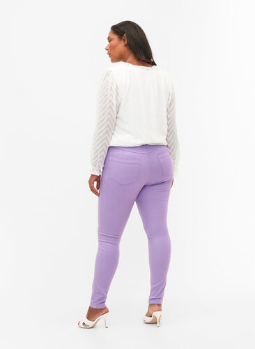 Hochtaillierte Amy jeans in Super Slim Fit, Chalk Violet, Model image number 1