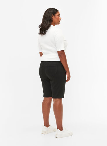 Eng anliegende Shorts mit Gesäßtaschen, Black, Model image number 1