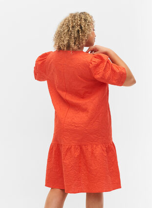 Strukturiertes Kleid mit kurzen Puffärmeln, Mandarin Red, Model image number 1