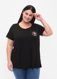 T-Shirt aus Baumwolle mit Aufdruck, Black W. Chest print, Model