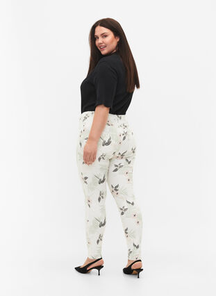 Hochtaillierte Amy Jeans mit Blumenprint, White Flower AOP L78, Model image number 1