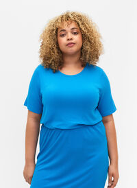 T-Shirt aus Viskose mit Rippstruktur, Ibiza Blue, Model