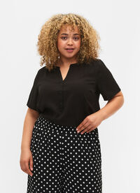 Bluse mit kurzen Ärmeln und V-Ausschnitt, Black, Model